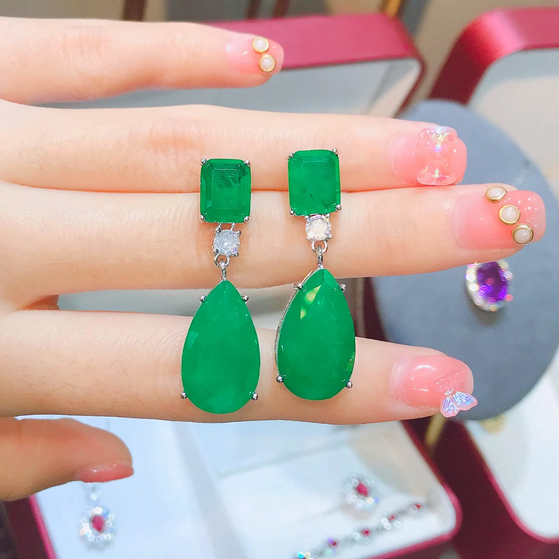 Ohrringe im europäischen Vintage-Stil, mit smaragdgrünen Imitationssteinen und blauen Paraiba-Edelsteinen – Damenschmuck. – Detail 7