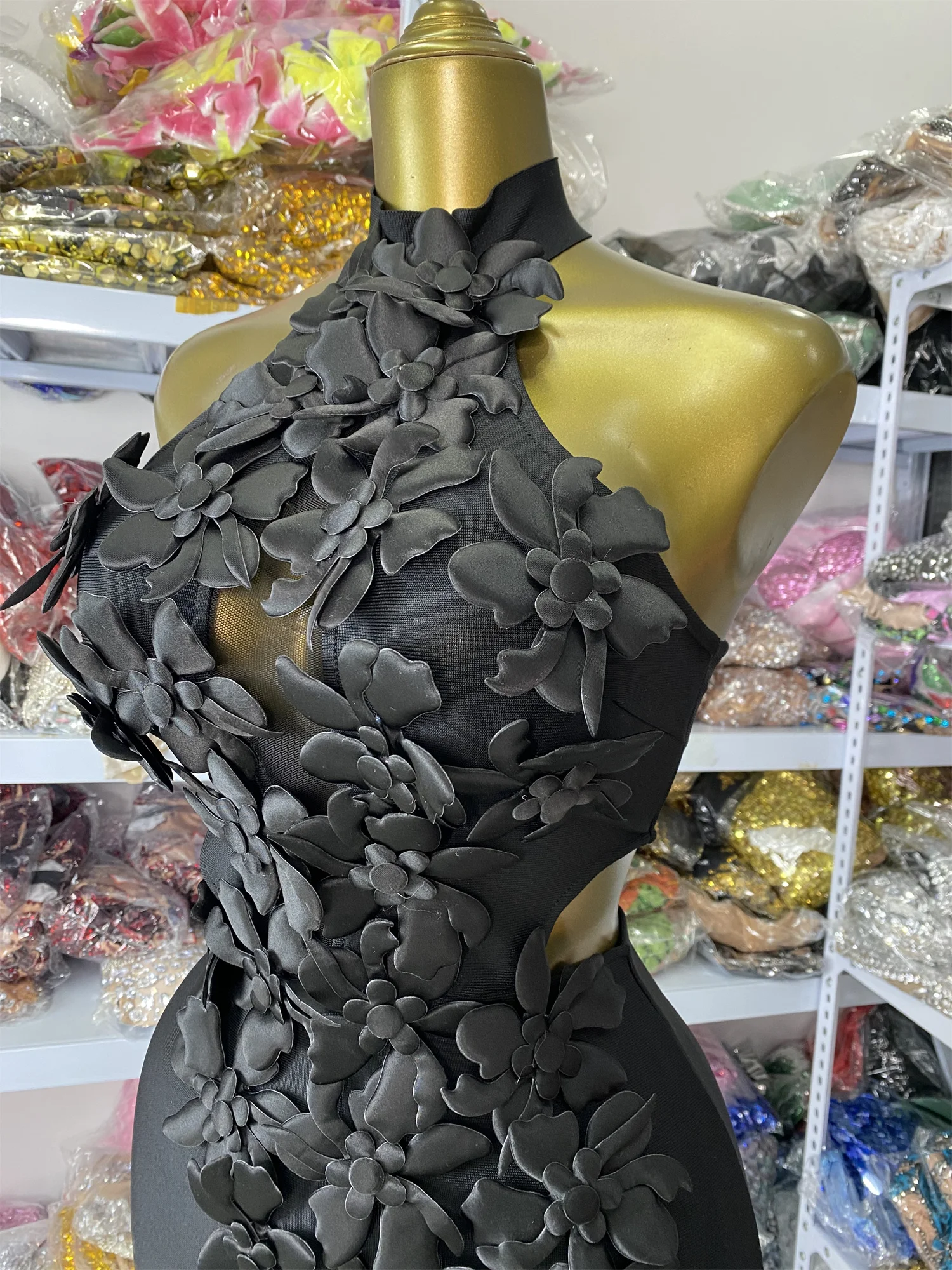 فستان بأشرطة للبيع بالجملة من المصنع لعام 2026 فستان نسائي فاخر بدون أكمام مزين بالزهور مفتوح الساق طويل للحفلات المسائية