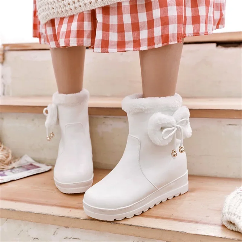 

YQBTDL 2025 милые теплые женские полусапожки, зимние ботинки на толстой подошве и наклонном каблуке с бантом, зимние ботильоны, вечерние женские туфли розового цвета