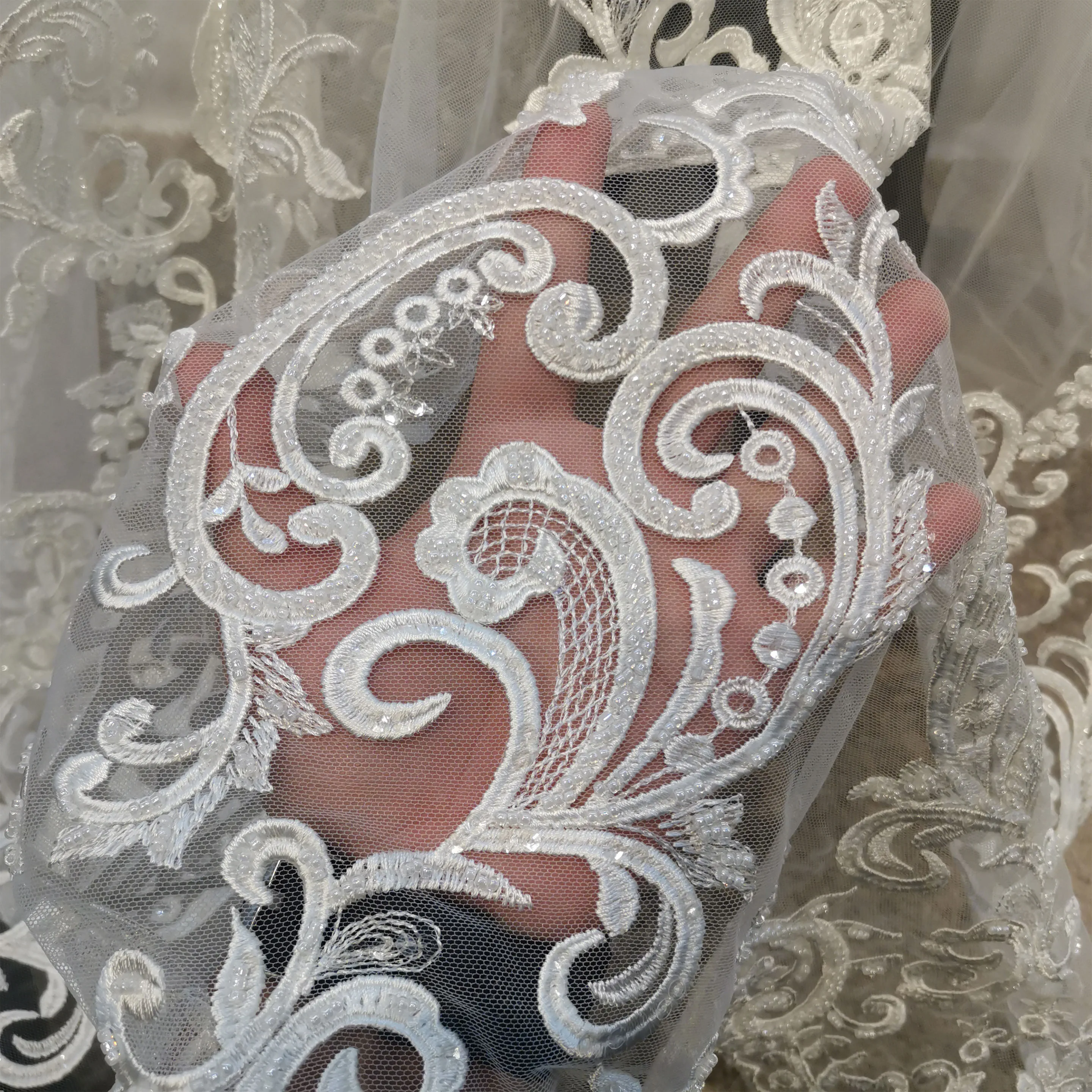 Branco diy artesanato suprimentos material pesado tecido de renda frisada à mão com motivo central intrincado bordado completo para vestido de noiva