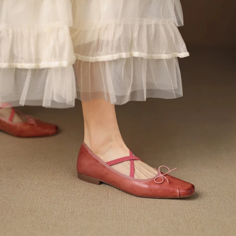 

Женские балетки Мэри Джейн на плоской подошве с бантом — элегантные балетки с острым носком, изготовленные из натуральной яловой кожи, привлекательные вечерние туфли-лодочки