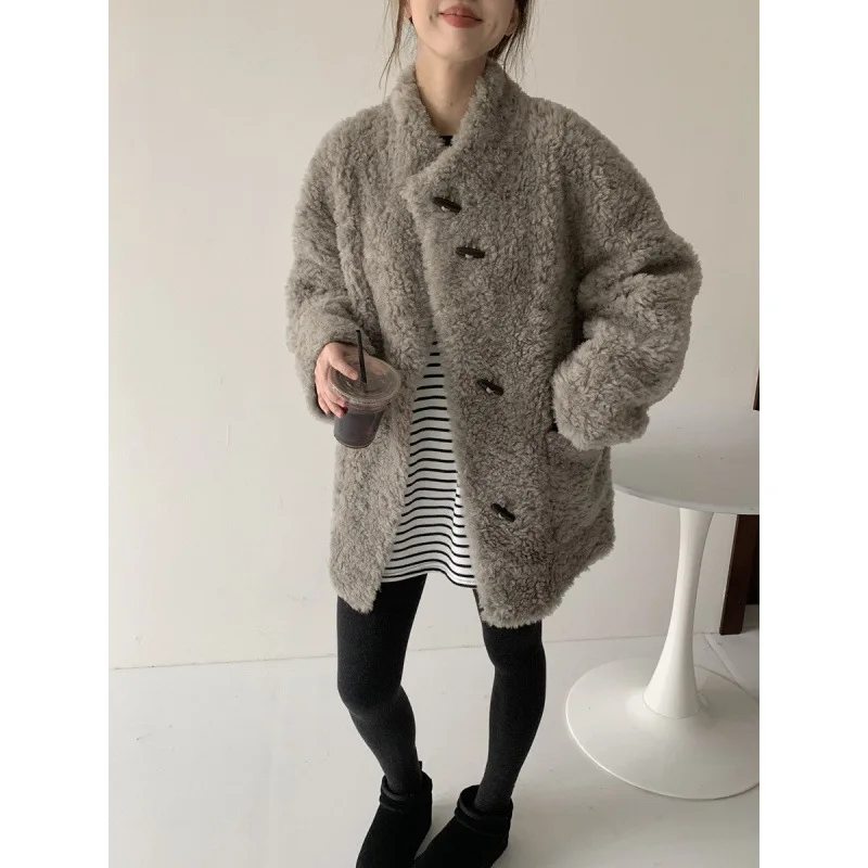 معطف فرو متكامل لشتاء 2025 من لامبير كسول على شكل قرن البقر بإبزيم من الفرو للنساء طراز متوسط إلى طويل #4