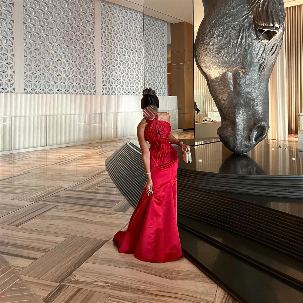 Customized Classic Red Satin Evening Dress Elegant Halter Sleeveless Celebrity Gowns Delicate Straight Court Train Party Dresses