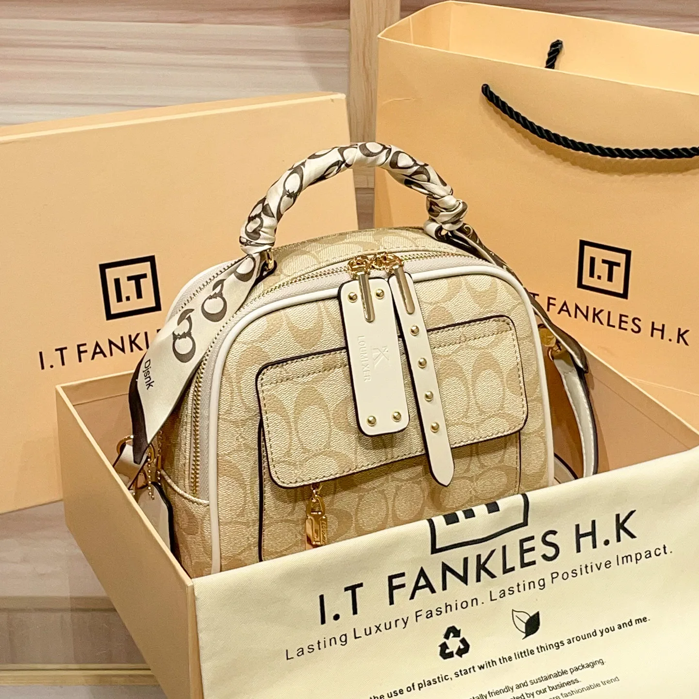 

Роскошная винтажная сумка-рюкзак с модным буквенным логотипом и большой вместимостью для лучшего суперзвездного шоу