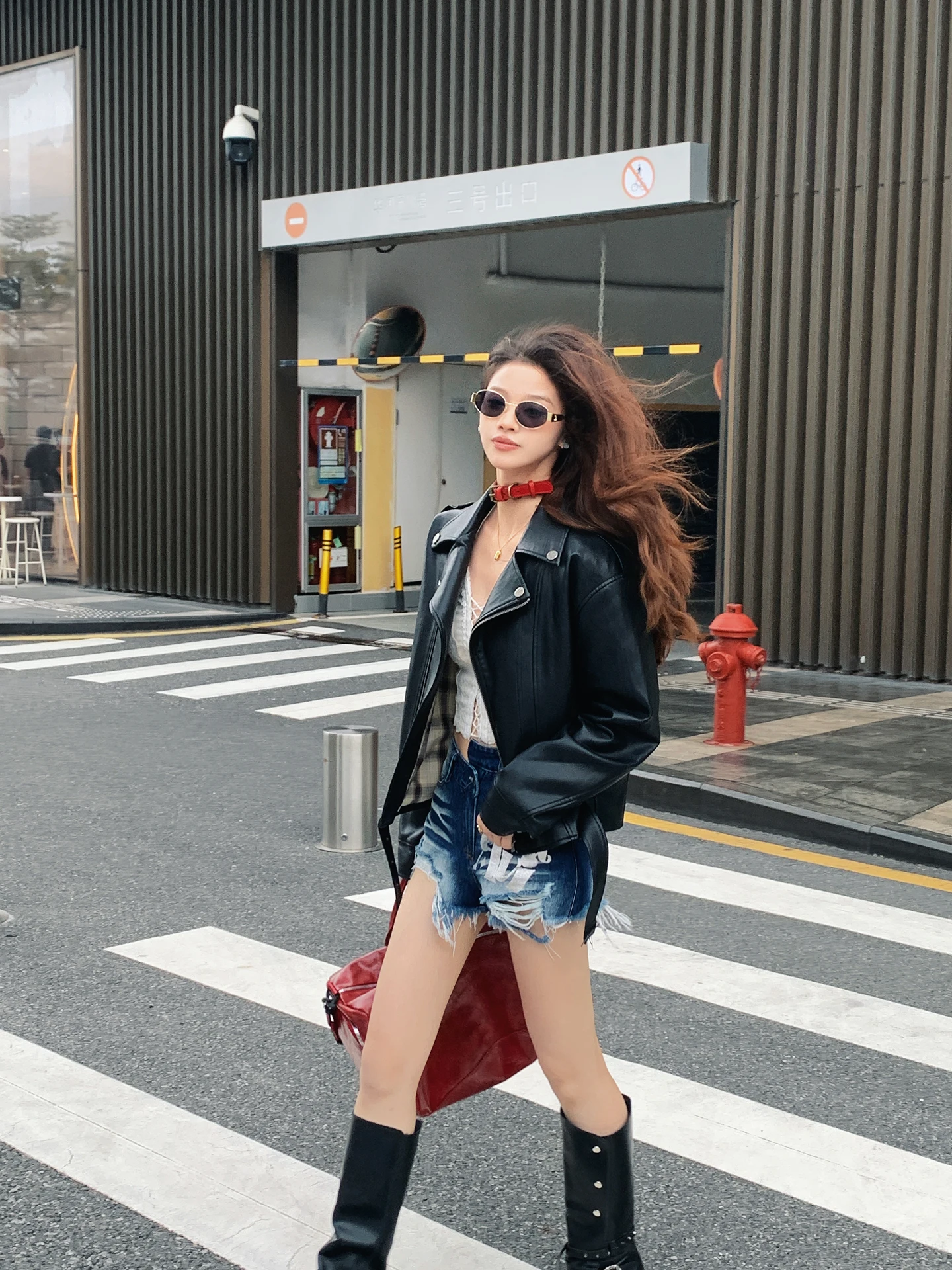 

Черная уличная куртка из искусственной кожи для женщин: свободный крой, эффект стройности, с надписями, модная универсальная верхняя одежда для весеннего сезона