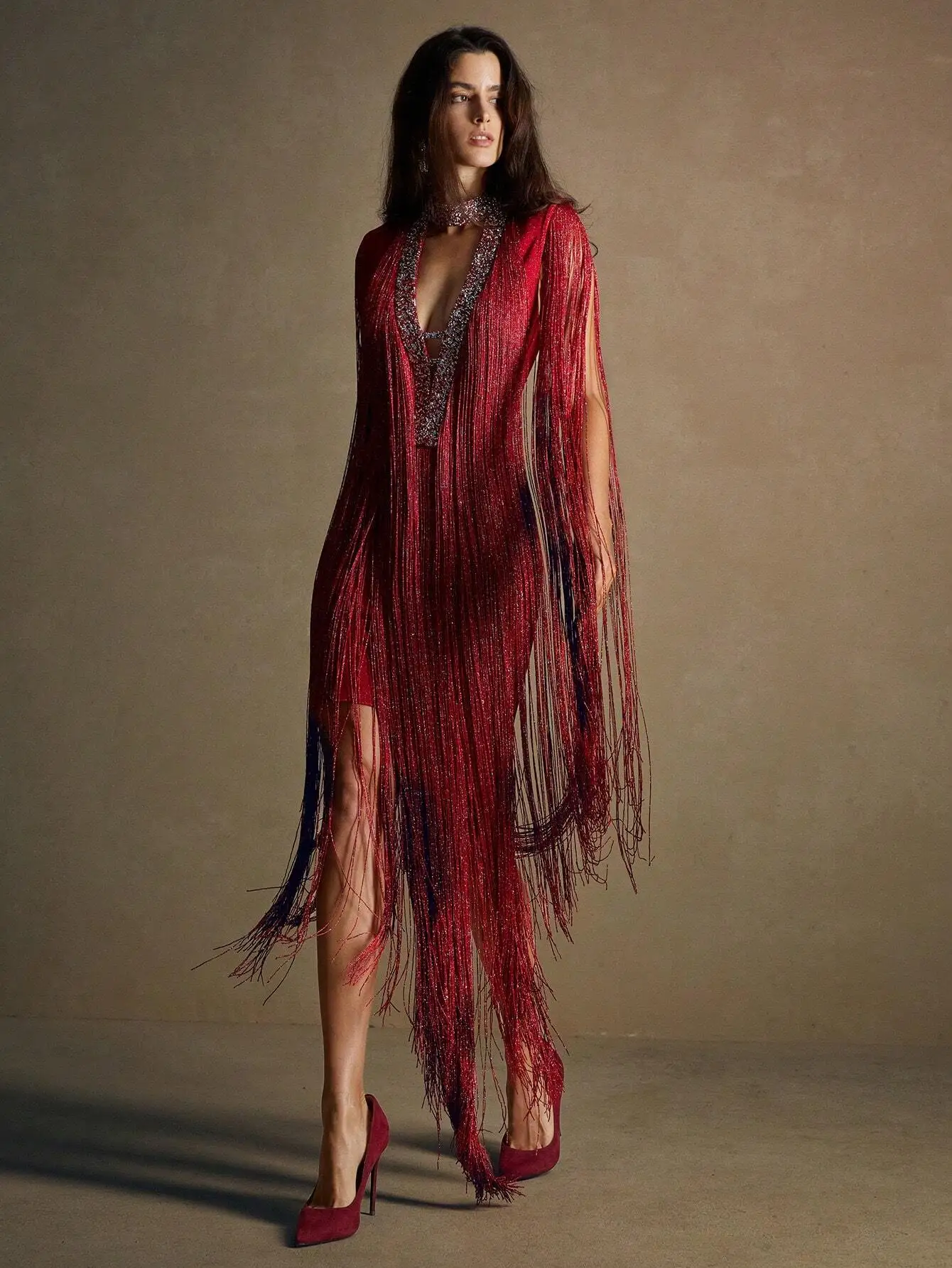 

Красное платье с глубоким V-образным вырезом, бахромой и блестящими украшениями