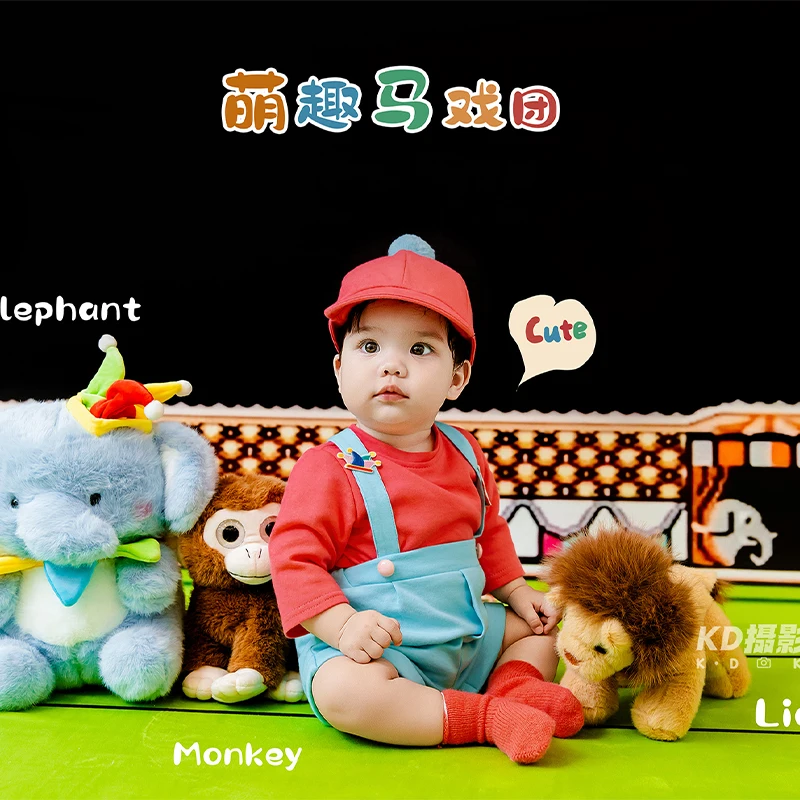 

Костюм для фотосессии малыша 1 года в стиле цирка: красная кофта, синий комбинезон и шляпа, наряд для фотосессии на первый день рождения с плюшевыми животными-реквизитом