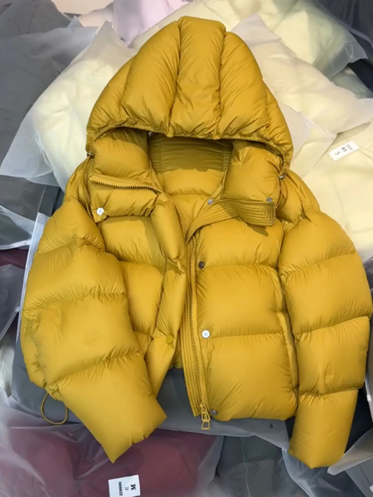 

Женская пуховая куртка Puff Yellow 2025: Новая зимняя утепленная верхняя одежда, повседневный стиль, стандартный крой, с наполнителем из белого пуха