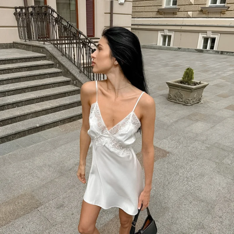 Herbstmode, dünnes, weiches, mattes Satin-transparentes schmal geschnittenes schwarzes Damenkleid mit Kragen und Spitzenträgern