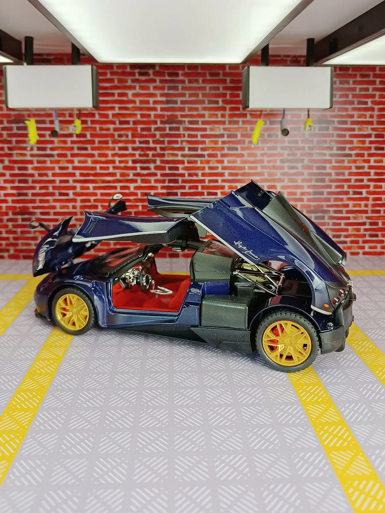 โมเดลรถซูเปอร์คาร์ Pagani อัลลอยด์ ขนาด 1:24 ของสะสม ตกแต่งบ้าน ประตูเปิดได้ มีเสียงและไฟ ของขวัญ