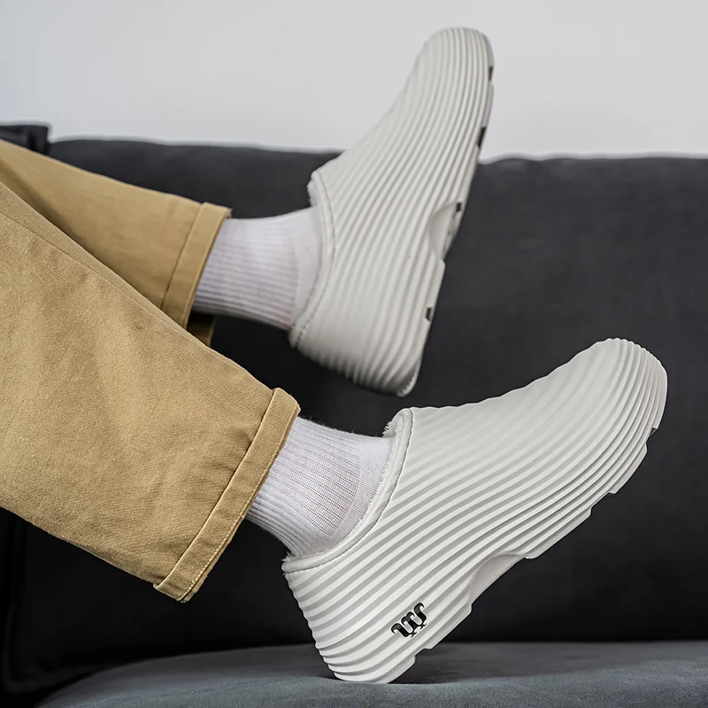 2025 Pantofole in cotone di nuova moda da uomo Scarpe invernali calde in cotone per la casa Scarpe da giardino impermeabili Slip per interni su scarpe concise