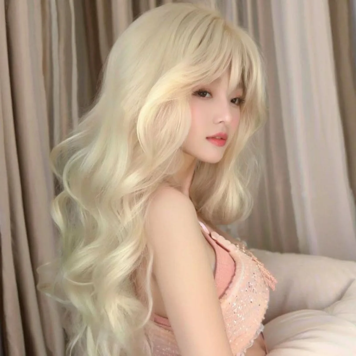 Peruka Lolita Soft Maid dla dziewcząt, długa, duża, falowana, mlecznobiała z grzywką, peruka cosplay na całą głowę