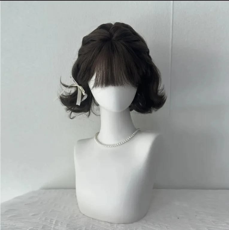 

Парик женский, полный головной убор, воздушная челка, повседневные милые коричневые и черные короткие вьющиеся волосы, имитация волос