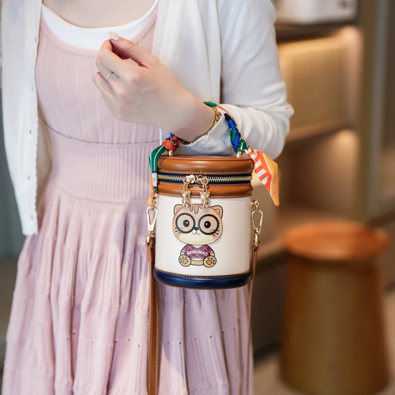 

Elegant Bear Pattern Ladies Clutch Bag Cylindrical Handbag Stylish Shoulder Bag for Women