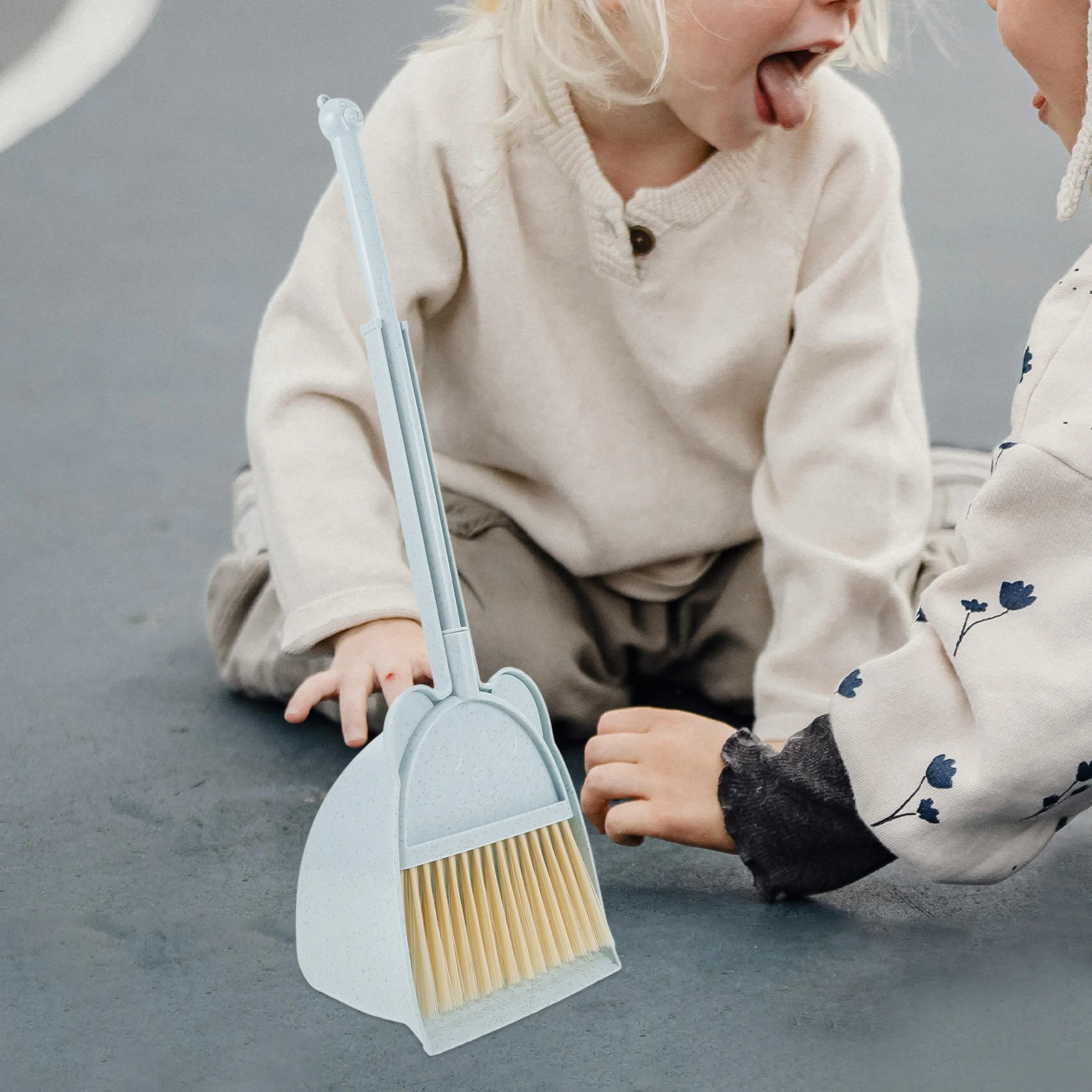 مجموعة واحدة من أدوات تنظيف المكنسة الصغيرة للأطفال الصغار لتعليم المسؤولية المبكرة وتصميم مدمج بألوان زاهية #4