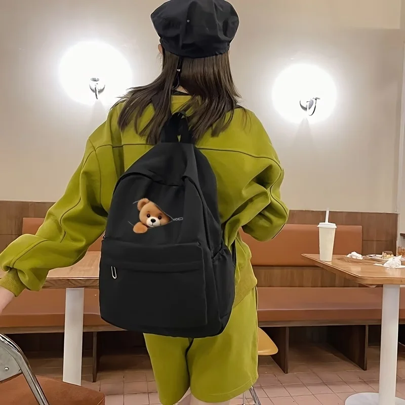 

Этот вместительный, повседневный и универсальный рюкзак идеально подходит для школьного сезона. На нем изображён простой мультяшный медведь.