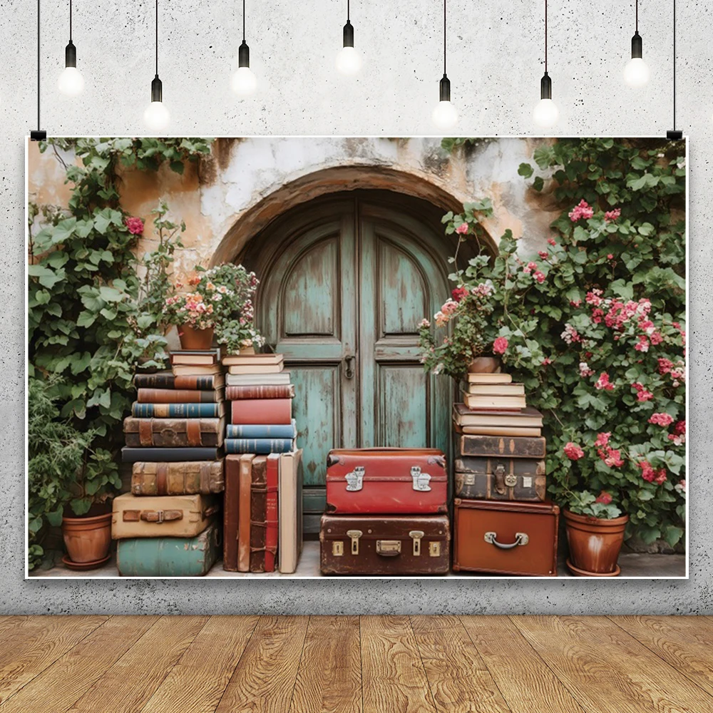 Fondo de fotografía de vides de flores de jardín, Maleta Retro, puerta de madera azul, reloj de pared de flores, varias cajas, retrato de bebé, fondo