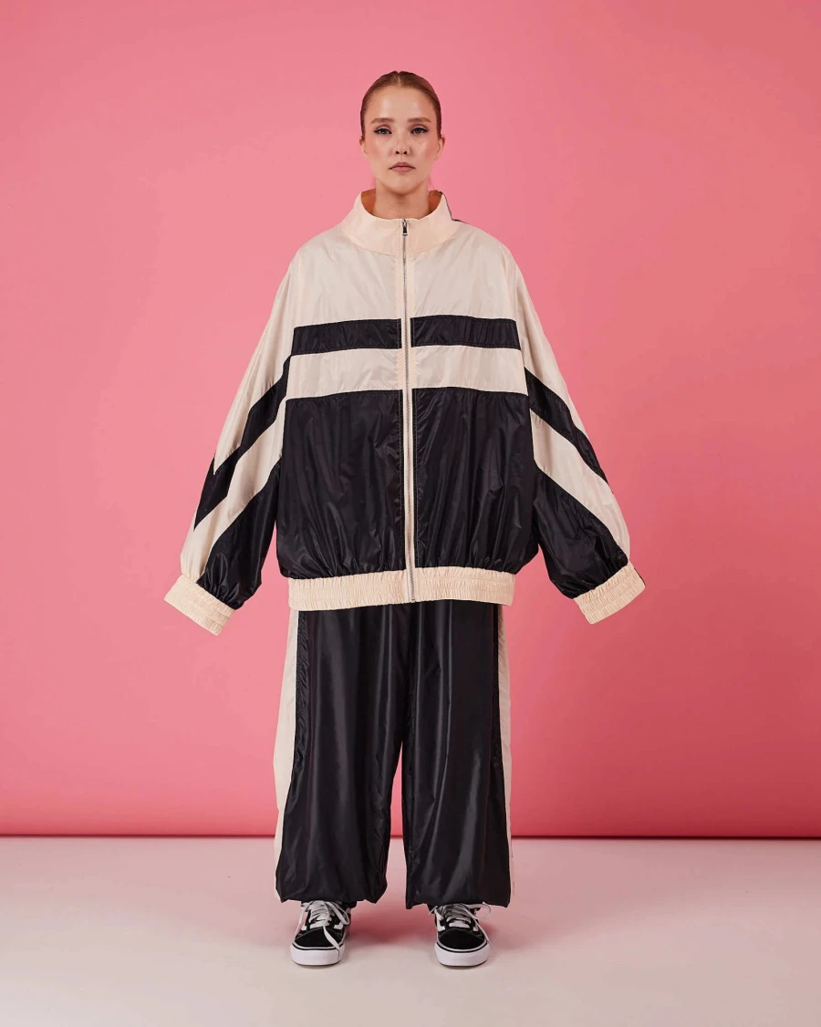 Ensemble décontracté deux pièces pour femme en satin d'acétate : veste zippée à col montant et blocs de couleur, pantalon ample à jambes larges et poignets élastiques