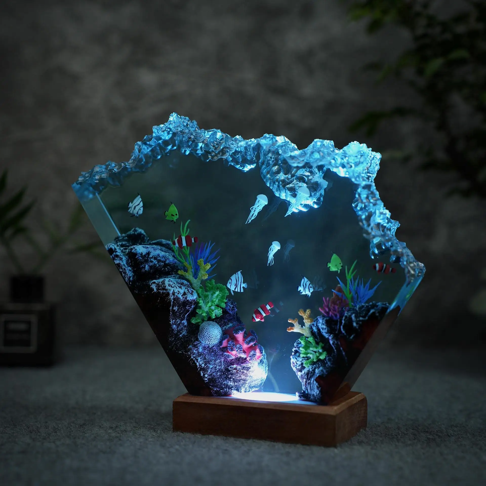 

Новая светящаяся фигурка из смолы на морскую тематику 2026 года - Акула-молот с дайвером, подводный микроландшафт, предмет домашнего декора