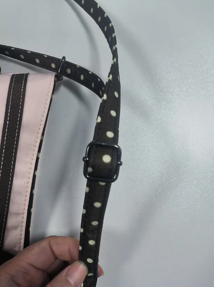 Koreanische Umhängetasche mit Polka Dots, große Tragetasche mit plissiertem Design und Holzknopf-Dekor, niedliche lässige Handtasche für Mädchen – Detail 6