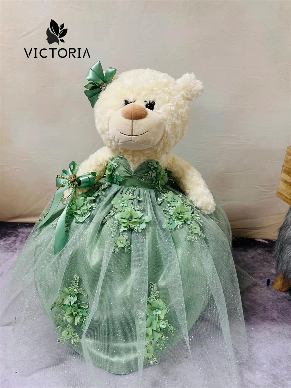 

Glamorous Green Floral Appliques Personalized Quinceanera Teddy Bear Dresses With Bow Beaded Pearls Sweetheart Quince Gift