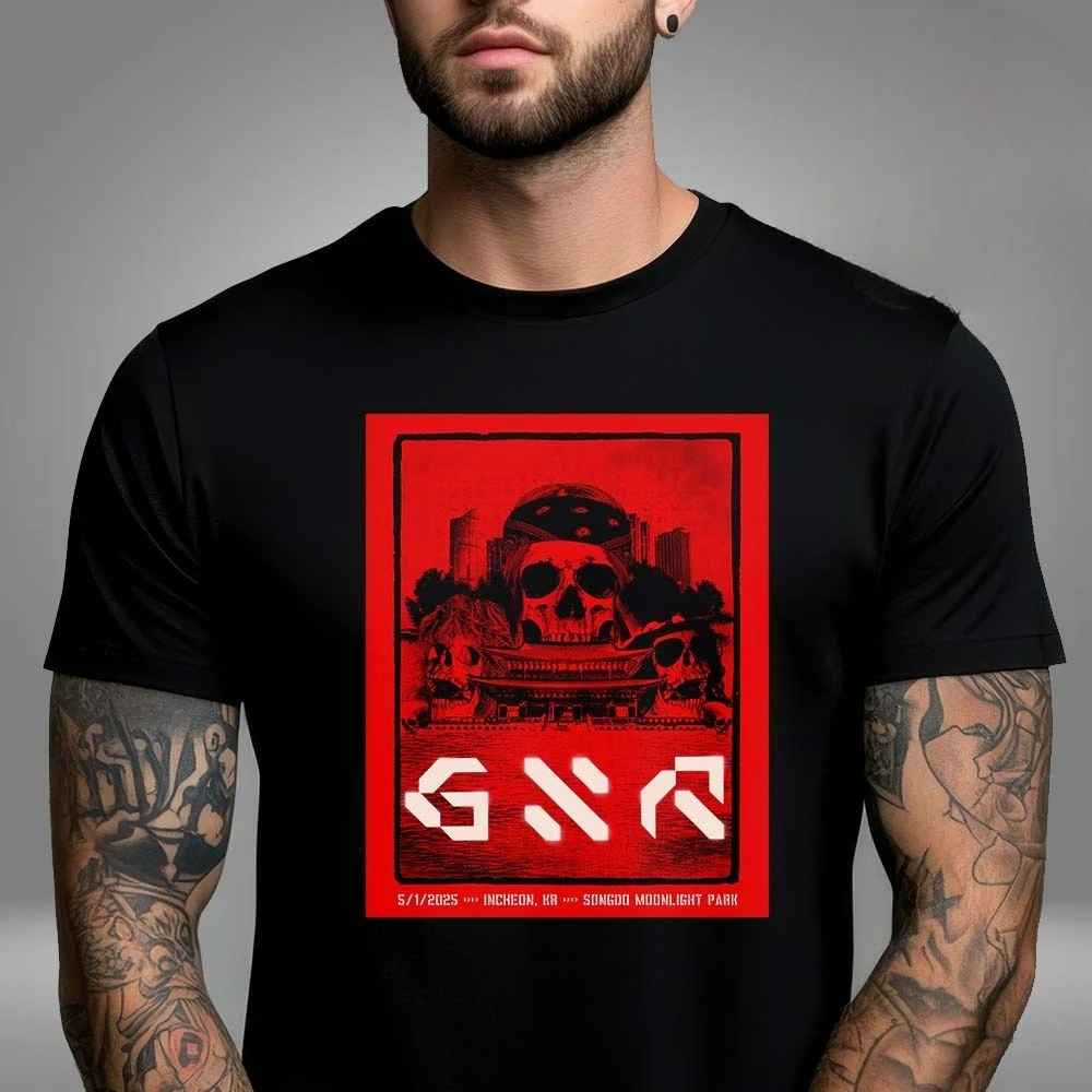 Guns N Roses في ملعب فرانسيس بوكاس في بودابست المجر 15 يوليو 2025 للجنسين تي شيرت الراقية الفاخرة