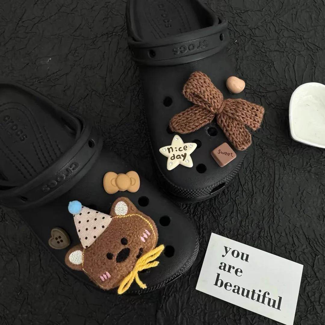 

Cute Hooded Puppy Hole Shoes Flower Shoe Buckles, Brown Autumn And Winter Universal Girls Hole Door Shoes Accessories