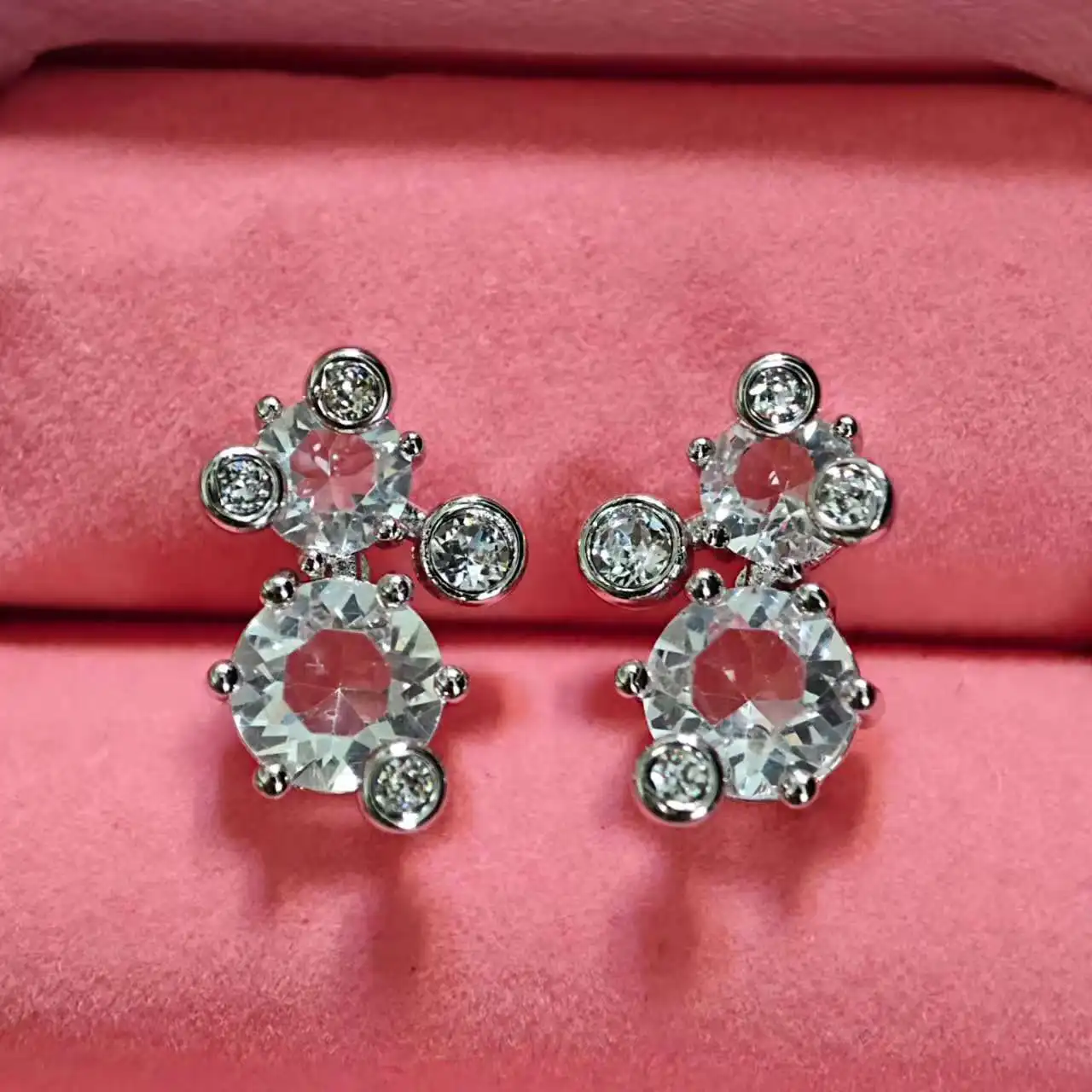 2025 الأصلي الأبيض هندسية كريستال الأزياء قلادة الاتجاه الجديد طقم مجوهرات رائعة الذكرى التذكارية الأقراط سوار