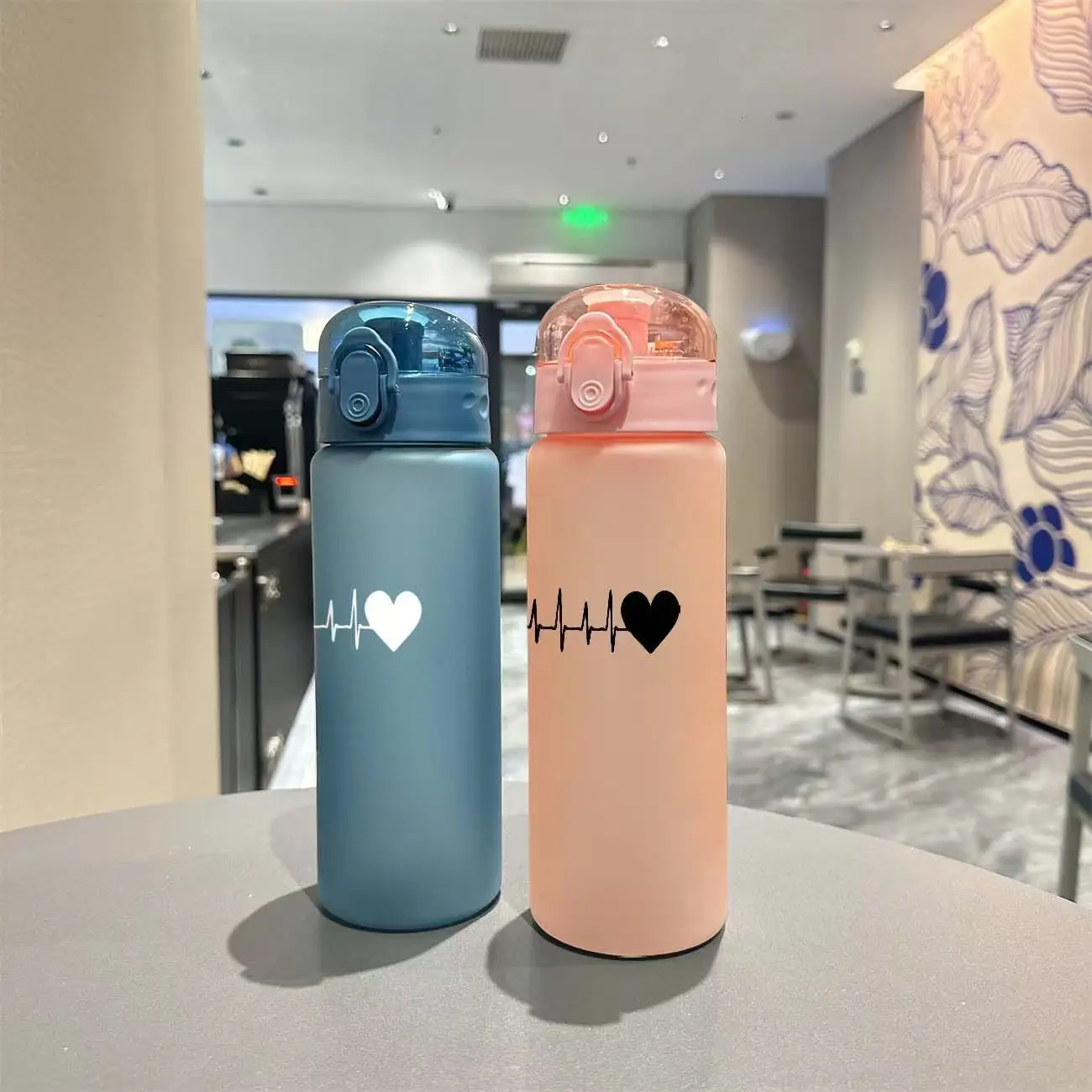 Copo com tema de coração impresso em 3D – Textura de coração 3D vívida, material de qualidade alimentar e sem PVC de 780ml, resistente ao desbotamento com acabamento fosco