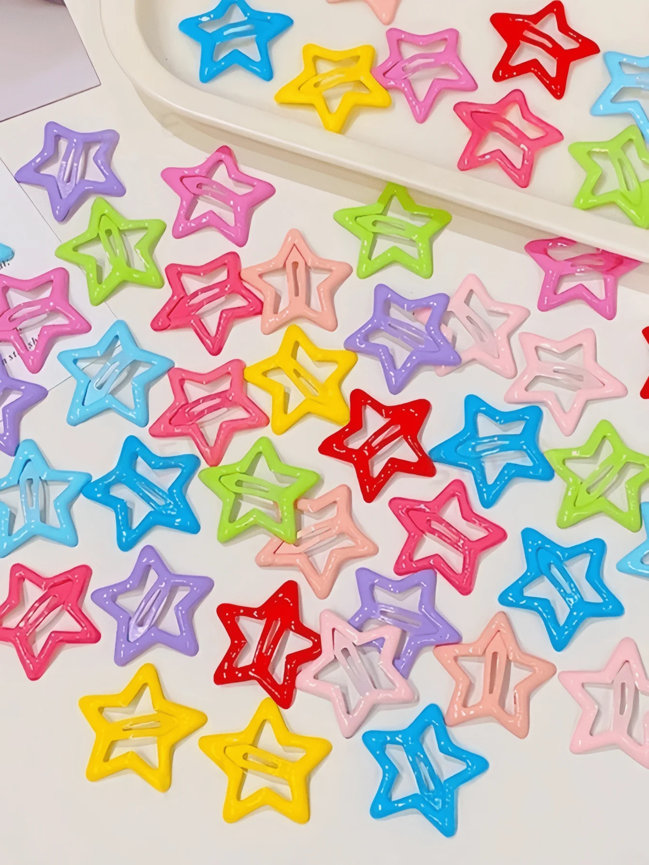 กิ๊บติดผมรูปดาวหลากสีสันสไตล์ Y2K สีสุ่ม เครื่องประดับผมรูปดาวห้าแฉกที่เรียบง่ายและมีสไตล์ เหมาะสำหรับชีวิตประจำวัน โรงเรียน และกิจกรรมกลางแจ้ง