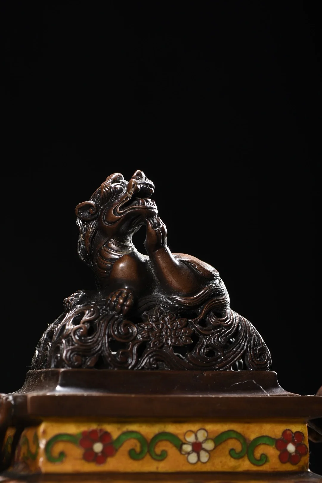 Old Bronze Cloisonne Enamel Lotus pattern Lion statue cover Dragon Ear Four Legged Incense Burner Worship Hall