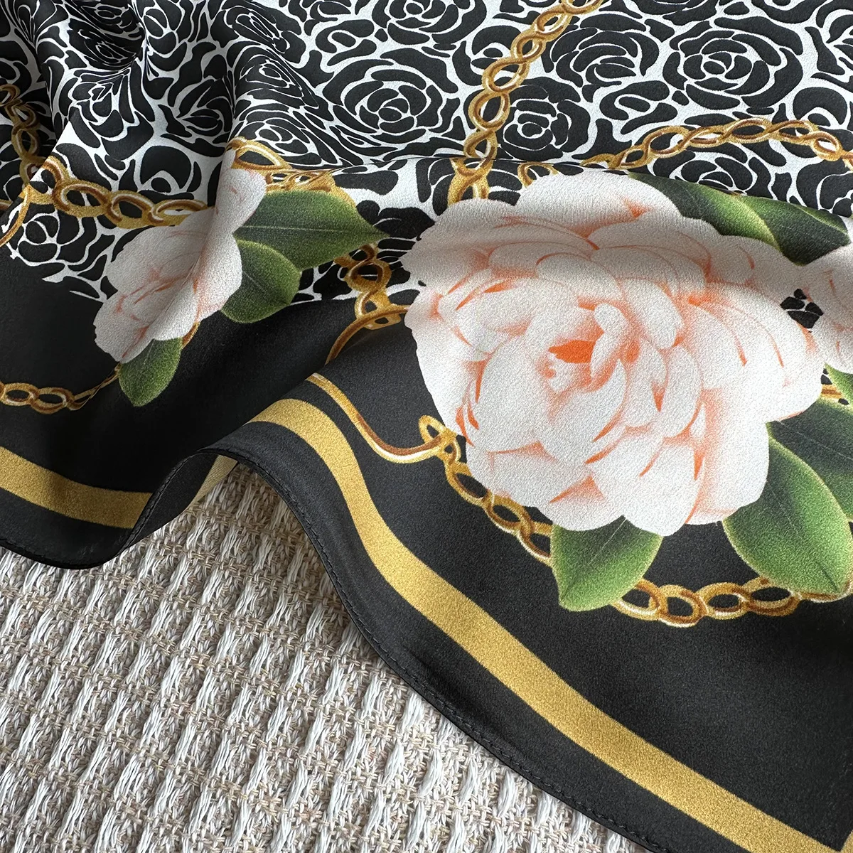 المألوف الأسود كاميليا سلسلة طباعة الحرير مربع 100% التوت الحرير تنوعا العرقية نمط المرأة وشاح حريري الزخرفية #5