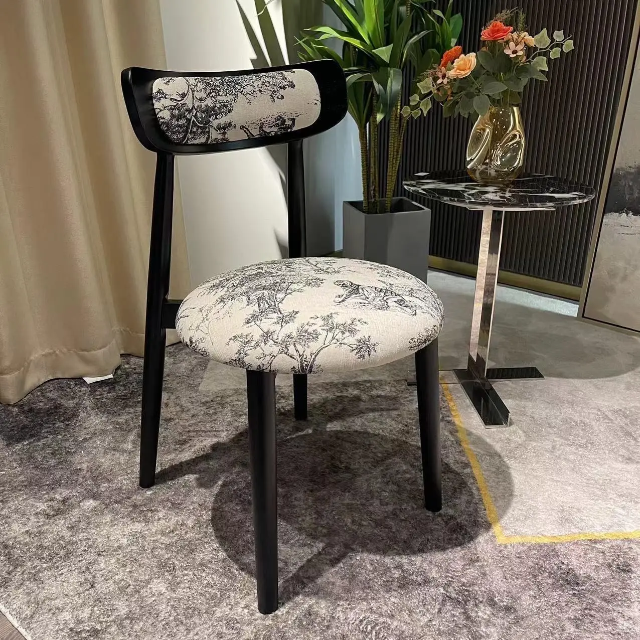 Krzesło do jadalni z litego drewna w starożytnym stylu, lekkie, luksusowe krzesło z drewna gumowego, tkanina domowa, miękka torba, poduszka, krzesło do makijażu, cha