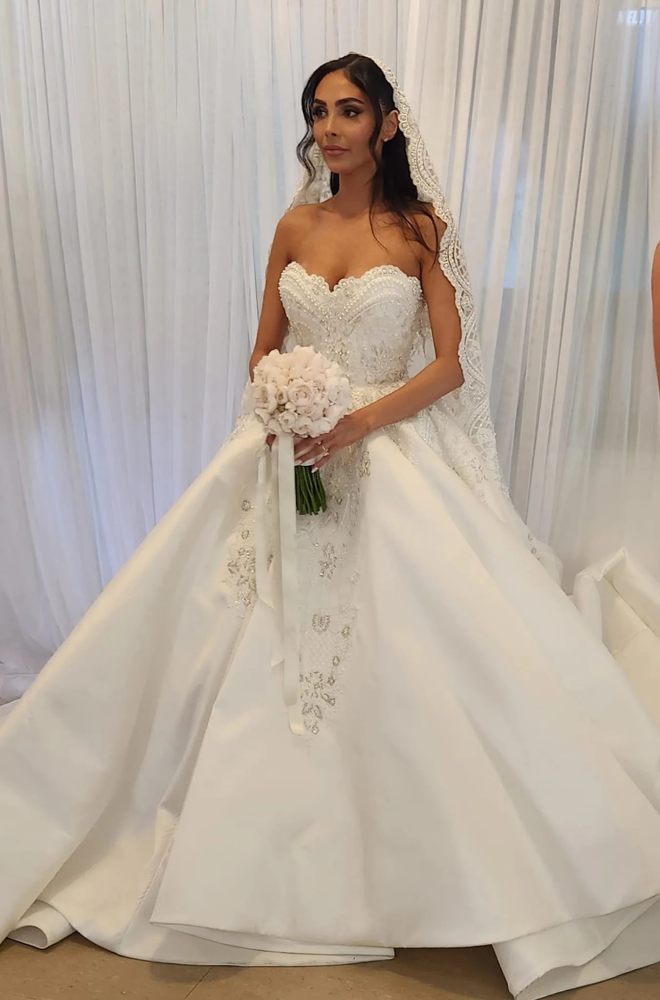 ملصق نسائي مخصص لعام 2026 على شكل حامل كلاسيكي أبيض مثير أنيق بدون حمالات من الساتان واللؤلؤ المطرز Vertido de noiva