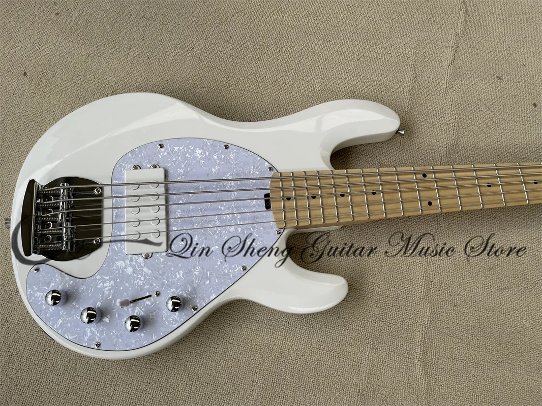 5 Strings Electric Bass White Ray Bass Maple Fretboard White Pearl Gurard Active Battery Fixed Bridge Factory Custom