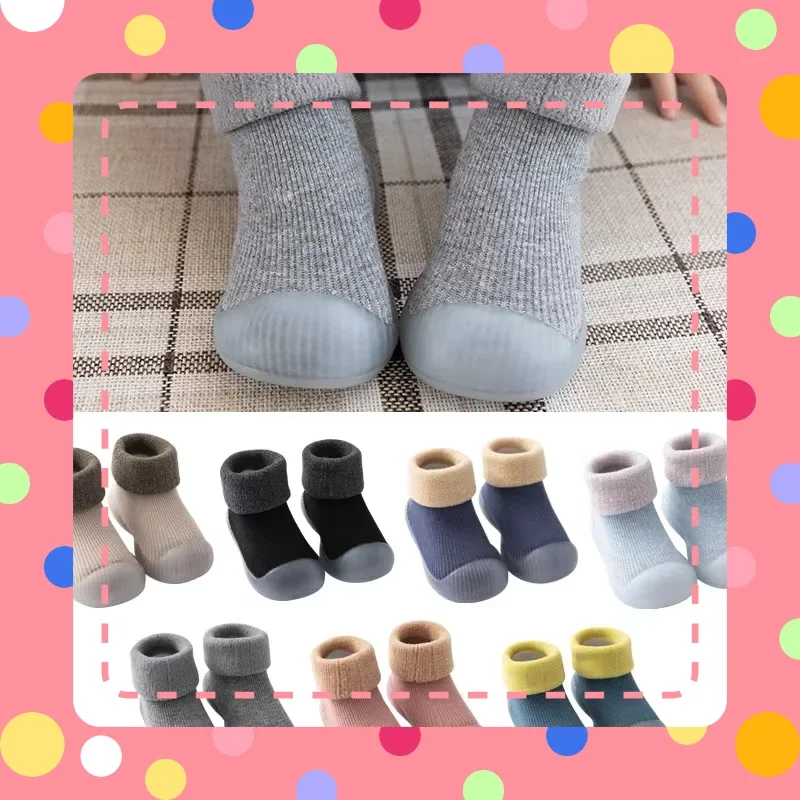 Un par de zapatos versátiles para bebés pequeños con suelas blandas, zapatos de interior antideslizantes para niños y calcetines de suelo, gruesos y cálidos