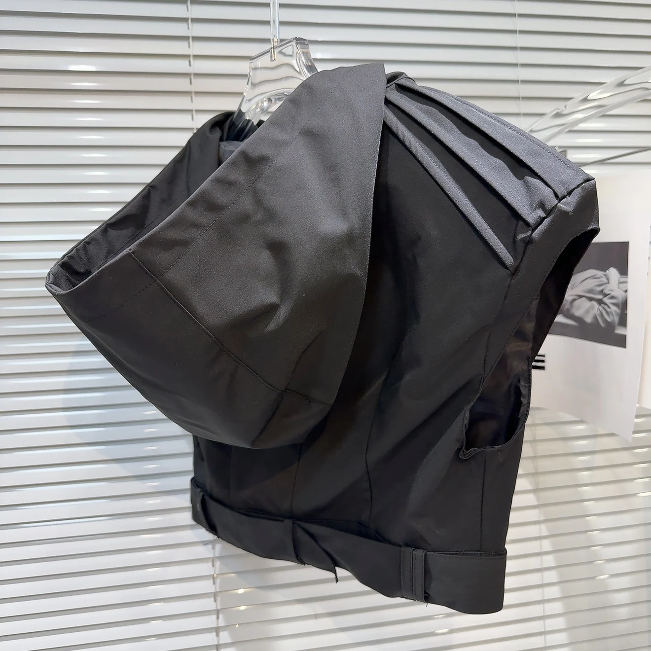 เสื้อกั๊กมีฮู้ดแบบมีซิป สีพื้น ดีไซน์เก๋ไก๋ทันสมัย พร้อมสายคาดเอวแบบเก๋ๆ สไตล์หวานซ่อนเปรี้ยว สำหรับผู้หญิง แฟชั่นฤดูใบไม้ร่วง รุ่นใหม่ล่าสุด