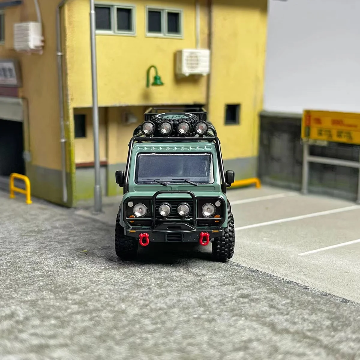 

Мастер 1:64 Памятный VAN Gulf с аксессуарами Коллекционная литая модель автомобиля