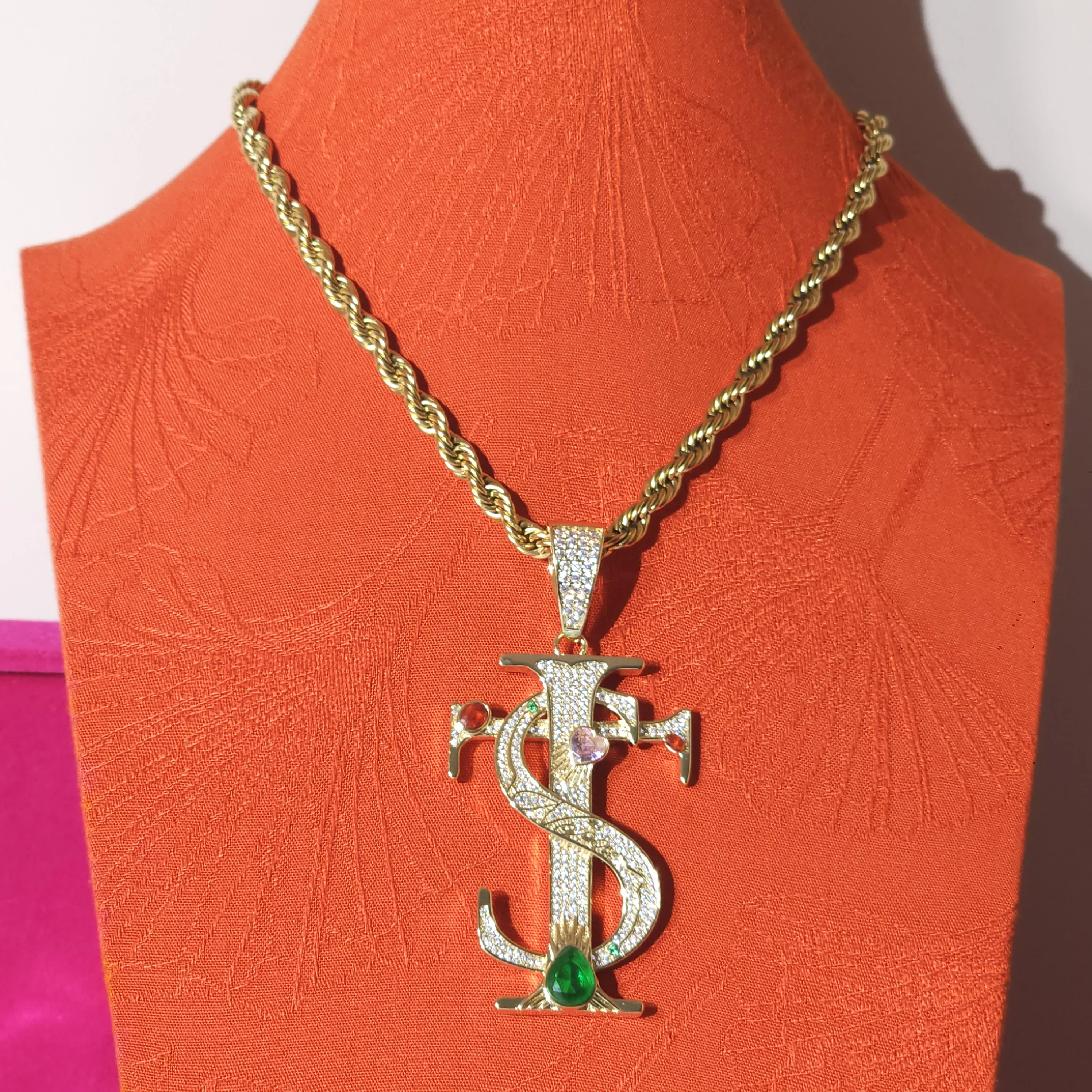 Novo Colar Crucifixo com Pinge - Charm Necklace Dainty avaliação e preço