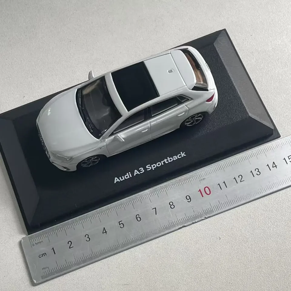 Audi A3 Sportback ホワイト　ミニカー　1/18 1/18 Dealer Edition Audi A3 Sportback (White) Diecast Car Model
