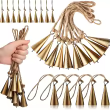 Geef je kerstinterieur een warme, vintage uitstraling met deze messingkleurige kerstbellen slinger. De kleine metalen klokjes hangen aan een robuust jute touw en zorgen direct voor een sfeervolle, klassieke kerstsfeer.

Hang de slinger aan de schouw, trapleuning, deurknop of langs een wandrek en combineer ‘m met dennengroen, lichtsnoeren en kaarsen voor een echte “hotel chic” of cosy cottage Christmas look.

Bij sommige links op onze site ontvangen we mogelijk een commissie als je een aankoop doet. Jij betaalt hiervoor niets extra’s.