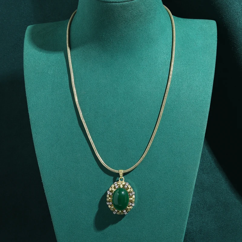 

Vintage Oval Emerald Green Pendent Necklace Antique Gold Plated Accessories Women Luxury Quality 2026 Birthday Party Jewelry New