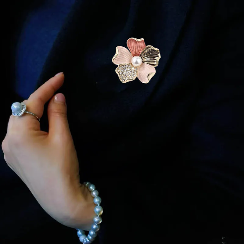 Broche de flor tricolor esmaltada para mulheres, com uma sensação única e sofisticada e fecho de broche de pérola