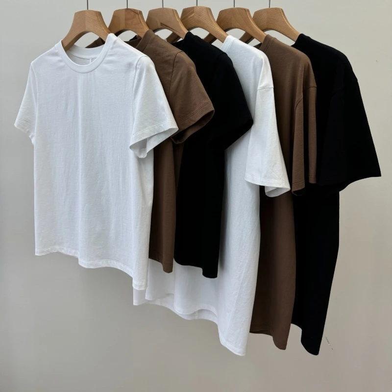 

Минималистичная и высококачественная текстурированная белая футболка из хлопка и шелка с короткими рукавами