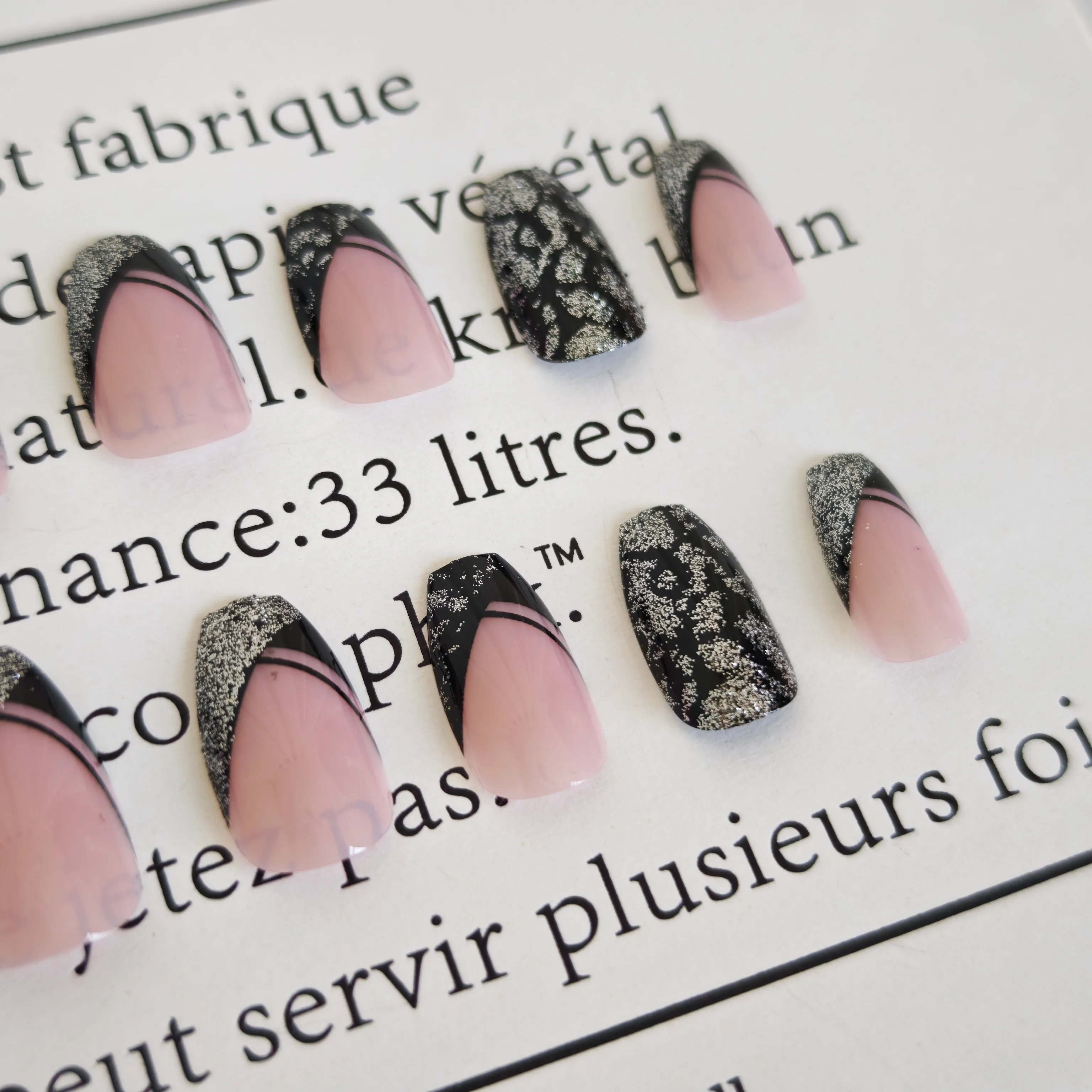 24 قطعة من الأظافر الفرنسية ذات الحواف الحلوة باللون الأسود اللامع قصير باليه ضغط مكتب ودية الطول ومزيج الأحجام الأظافر المزيفة للنساء