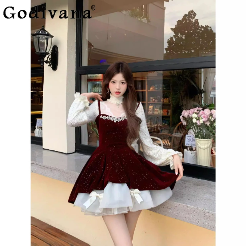 

Осенне-зимний комплект: модный топ с длинным рукавом и кружевом для полных, а также красное бархатное платье-сарафан А-силуэта с завышенной талией в стиле принцессы