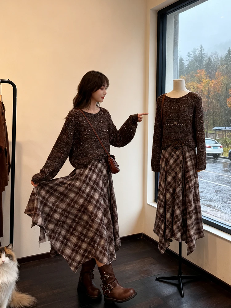 Damski dwuczęściowy zestaw w kratę retro, dzianinowy, z okrągłym dekoltem, luźny top i asymetryczna spódnica, wyszczuplający krój, jesień-zima.
