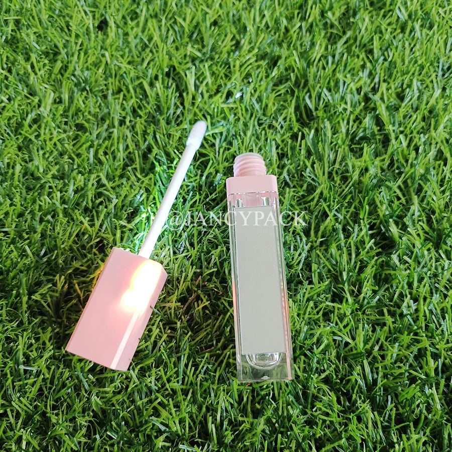 หลอดลิปกลอสใสขนาด 7 มล. สีดำชมพู พร้อมไฟ LED น่ารัก แบบ Private Label พร้อมแท่งทาสีทองเงินและกระจก