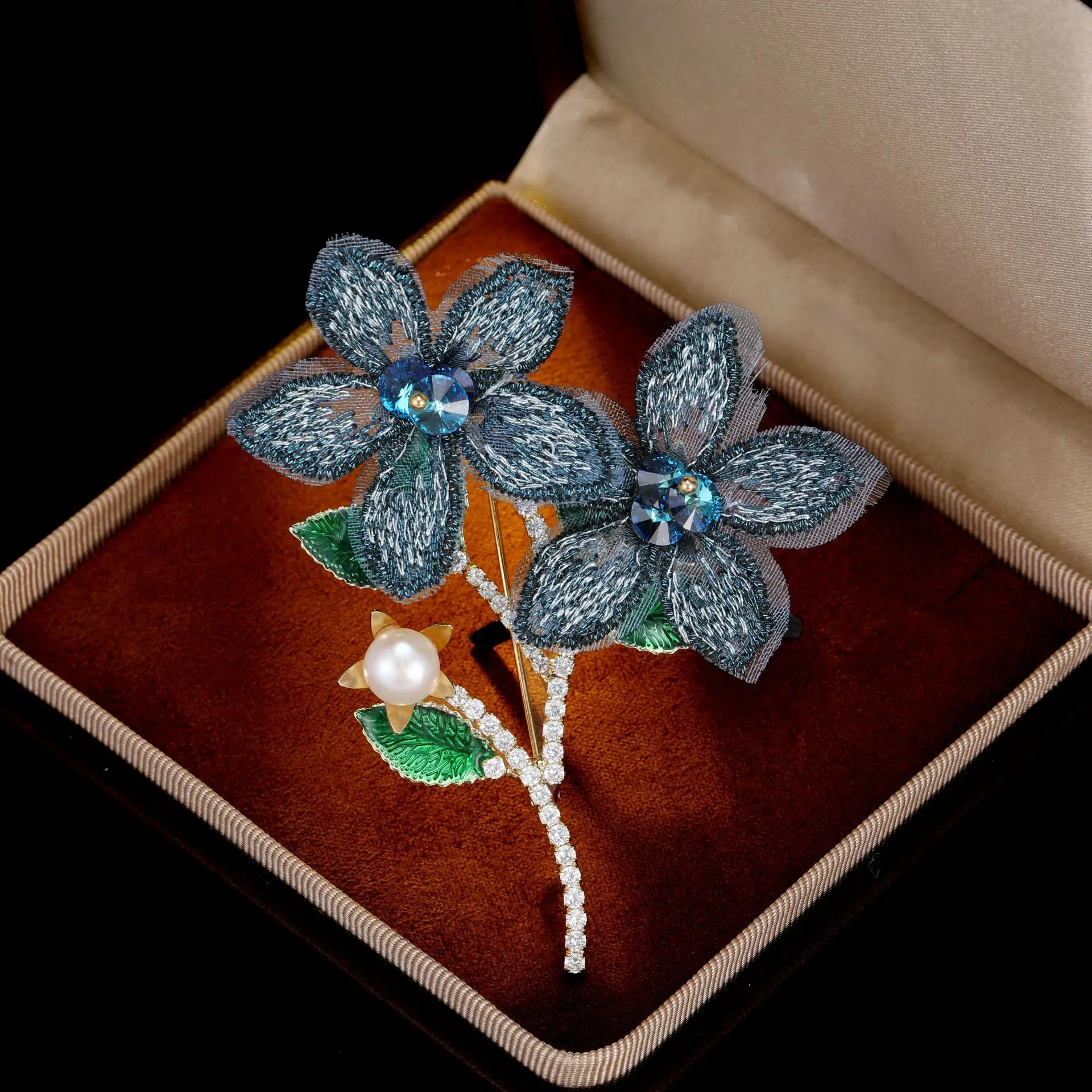 Vintage Embroidered Mesh Flower Brooch With Freshwater Pearl Blue Rhinestone Elegant Women Fashion Lapel Pin For Coat Jacket Sui