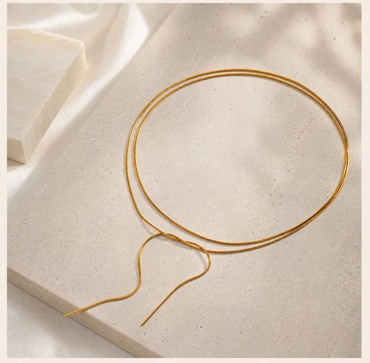 Mehrlagige Schlangenkette, Goldfarbenes Edelstahl, Mehrsträngiger Lariat-Stil Minimalistischer Schmuck – Detail 4